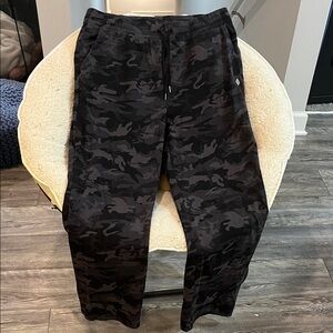 EUC Women’s Amazon Essentials Black Camo Pants